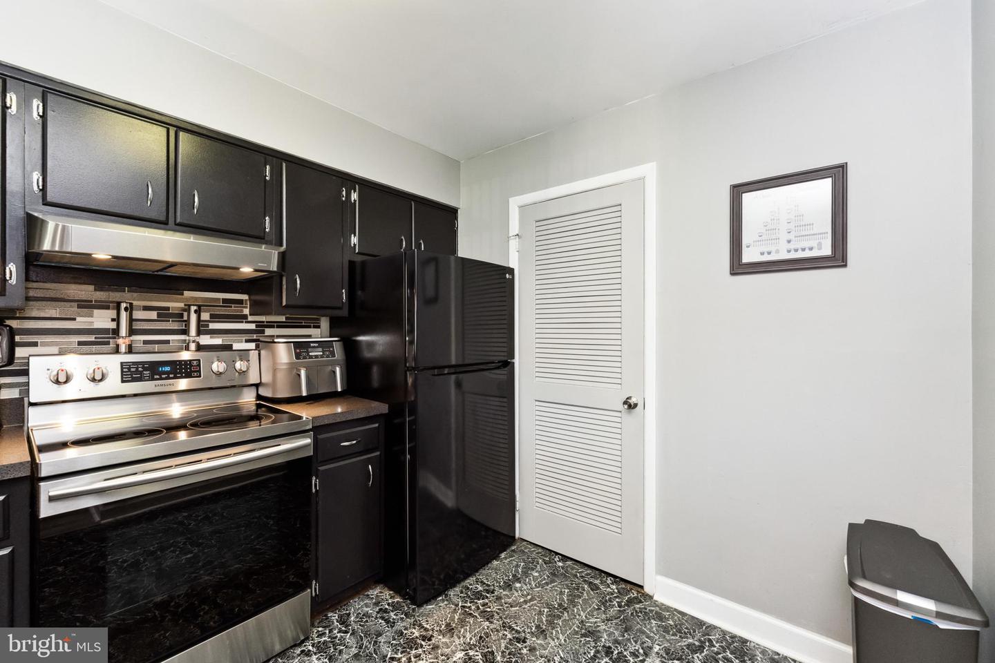 1042 Warwick Ct #7