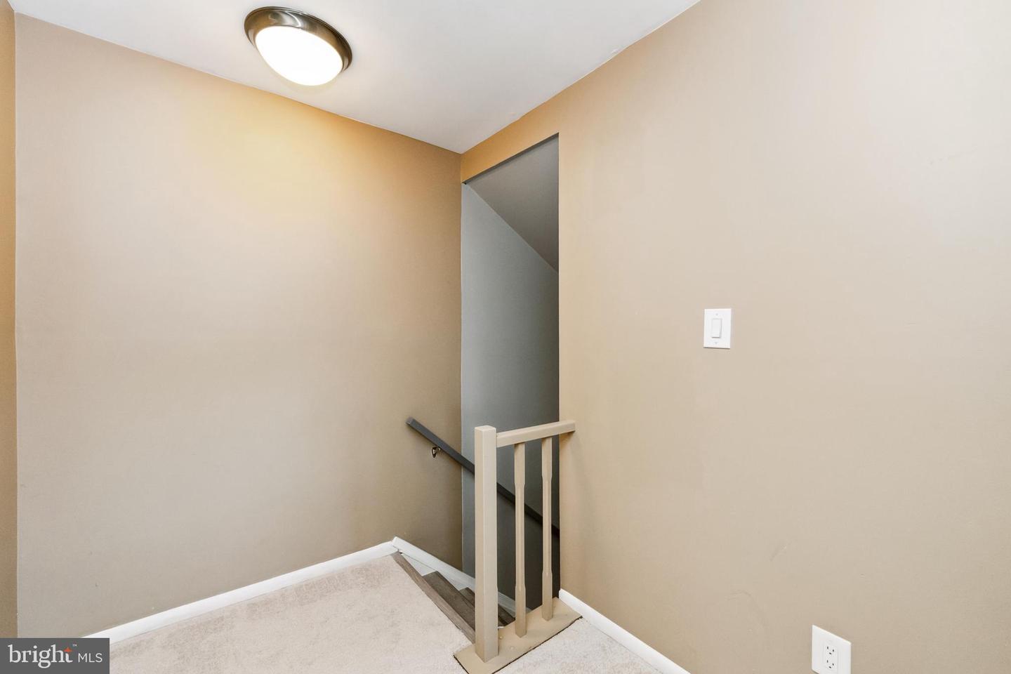 1042 Warwick Ct #7