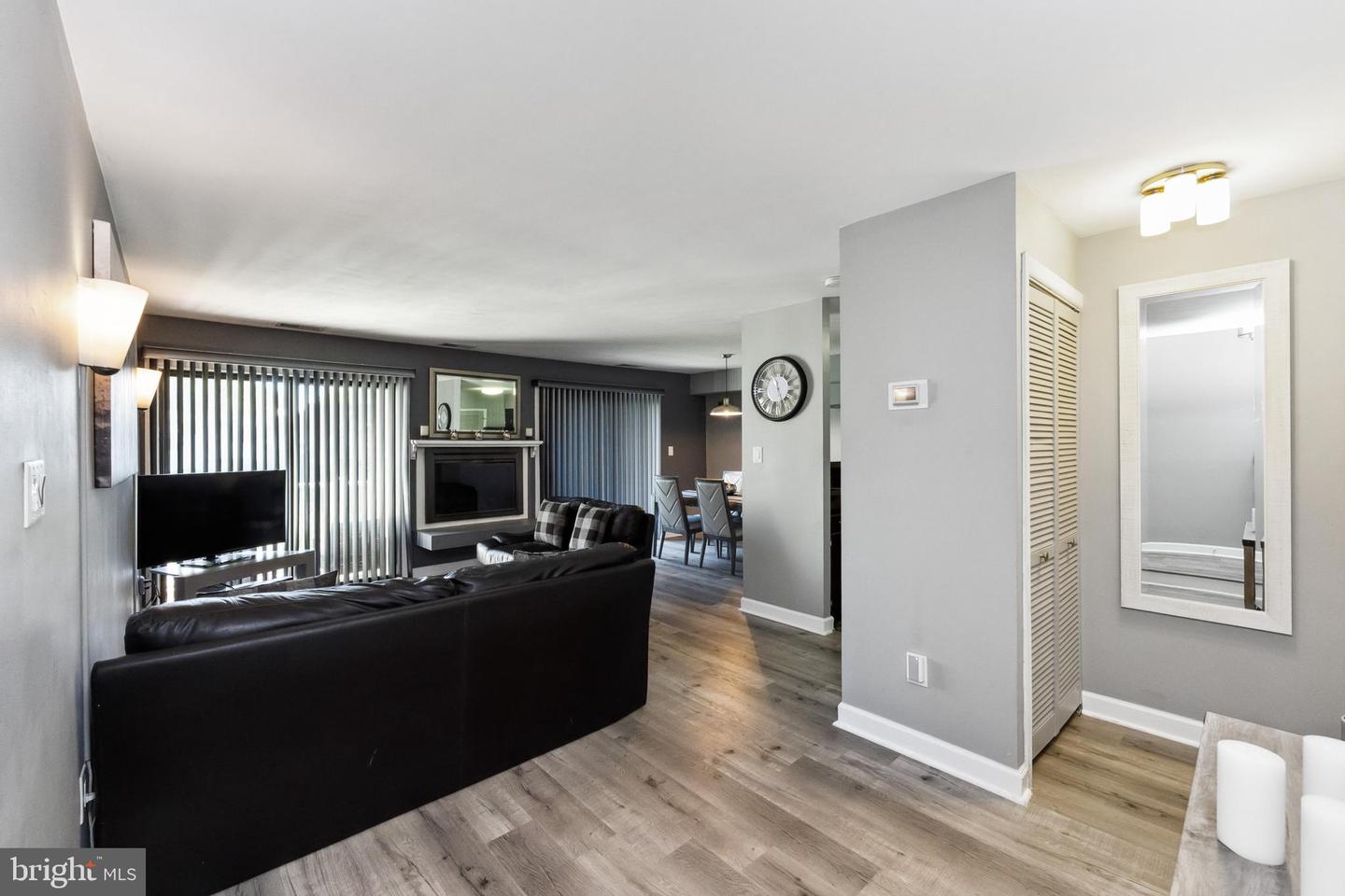 1042 Warwick Ct #7