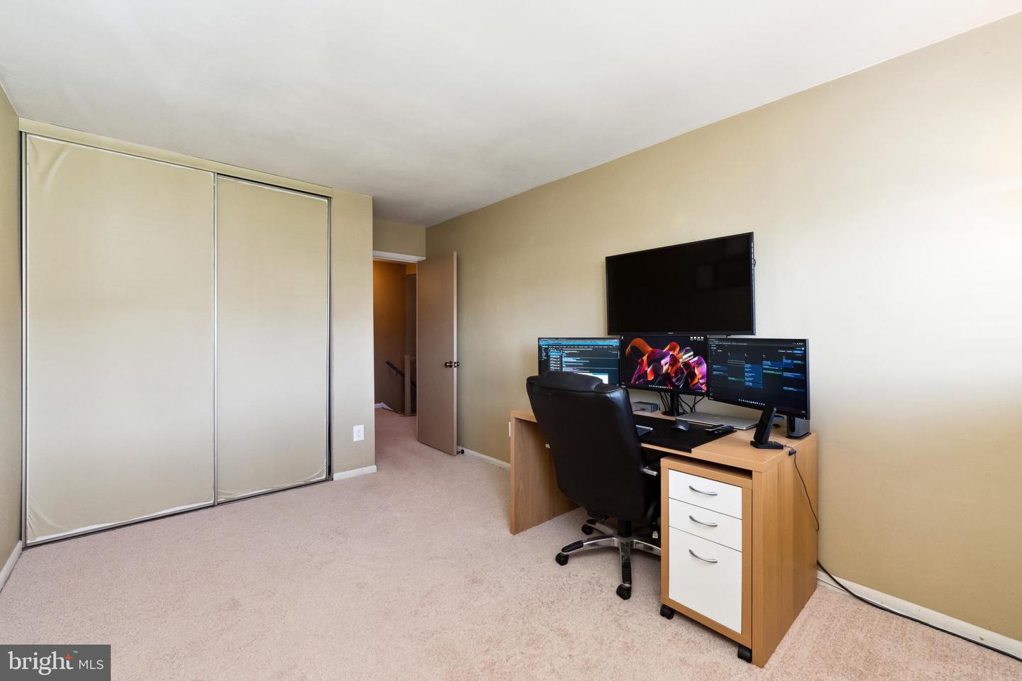 1042 Warwick Ct #7
