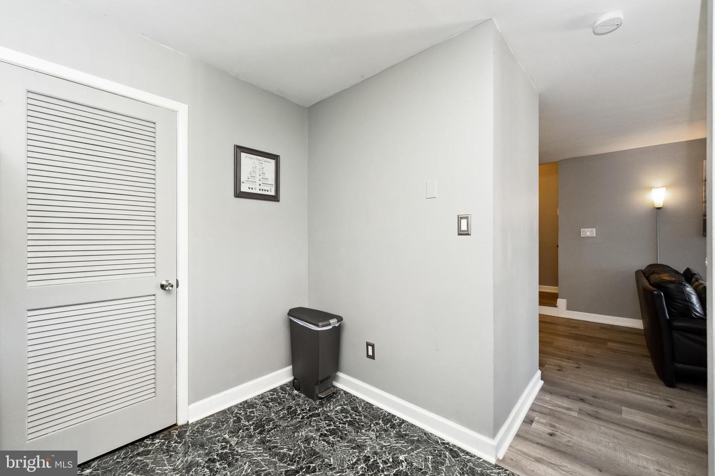 1042 Warwick Ct #7