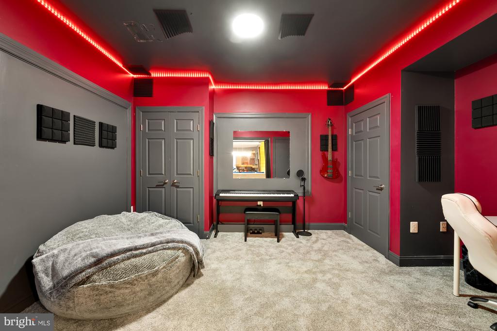 19109 PEALE LANE