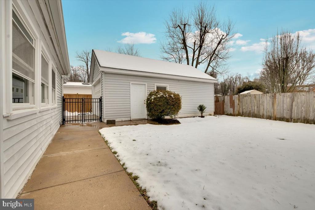 1602 E Jefferson Ct