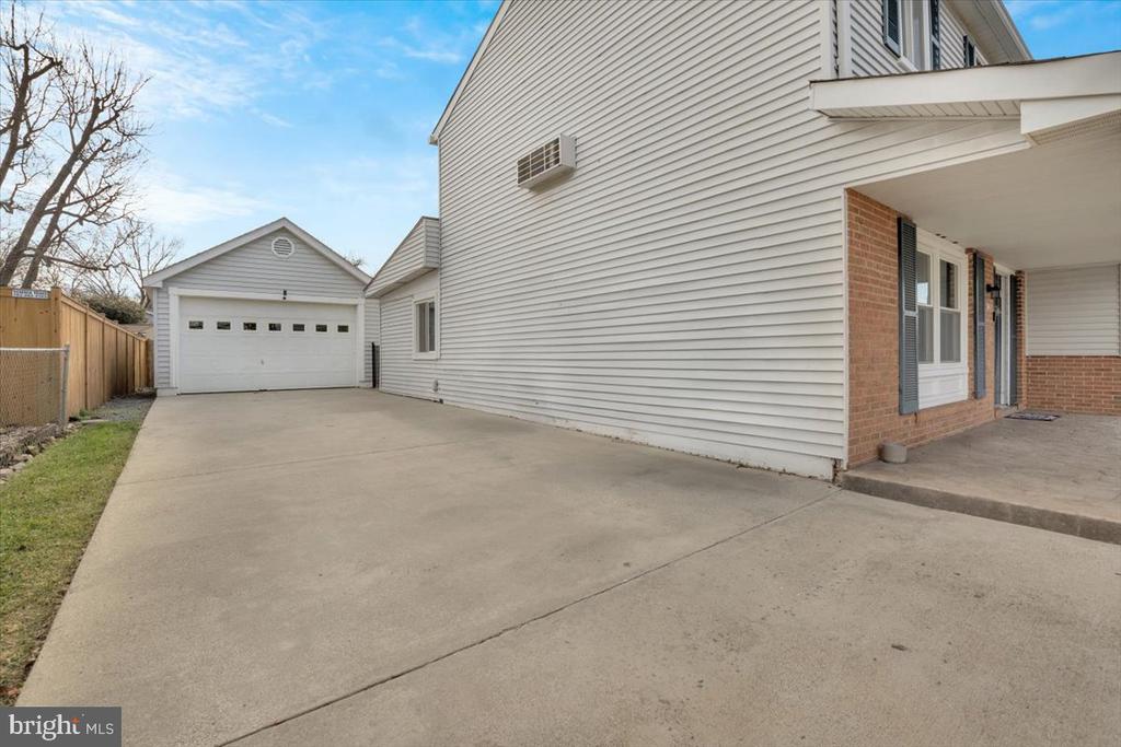 1602 E Jefferson Ct