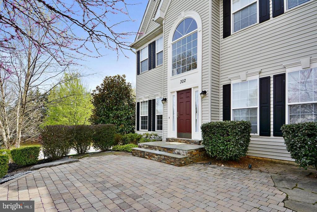 302 RIDING TRAIL COURT NW