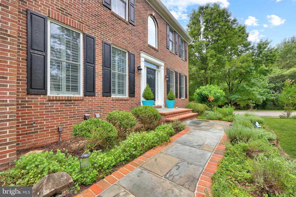 802 CASLA COURT SE