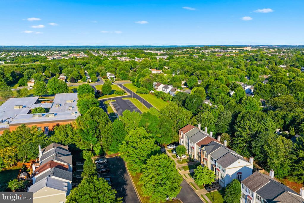 345 BARNFIELD SQUARE NE