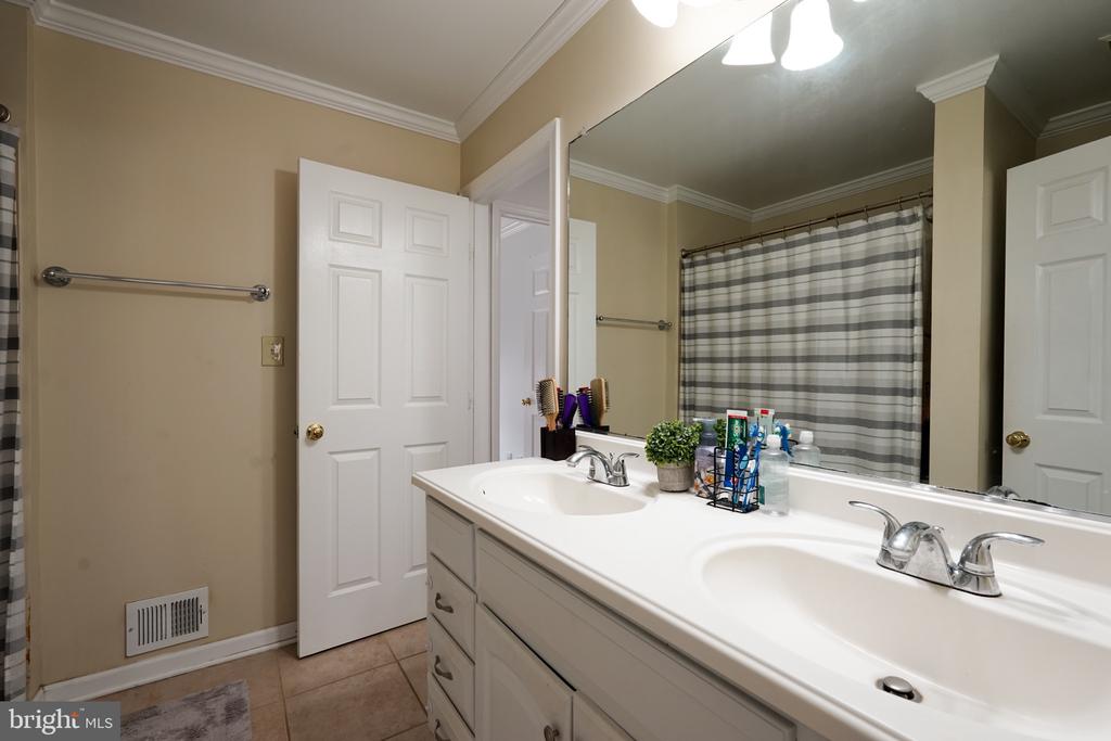 1740 GROVER GLEN CT