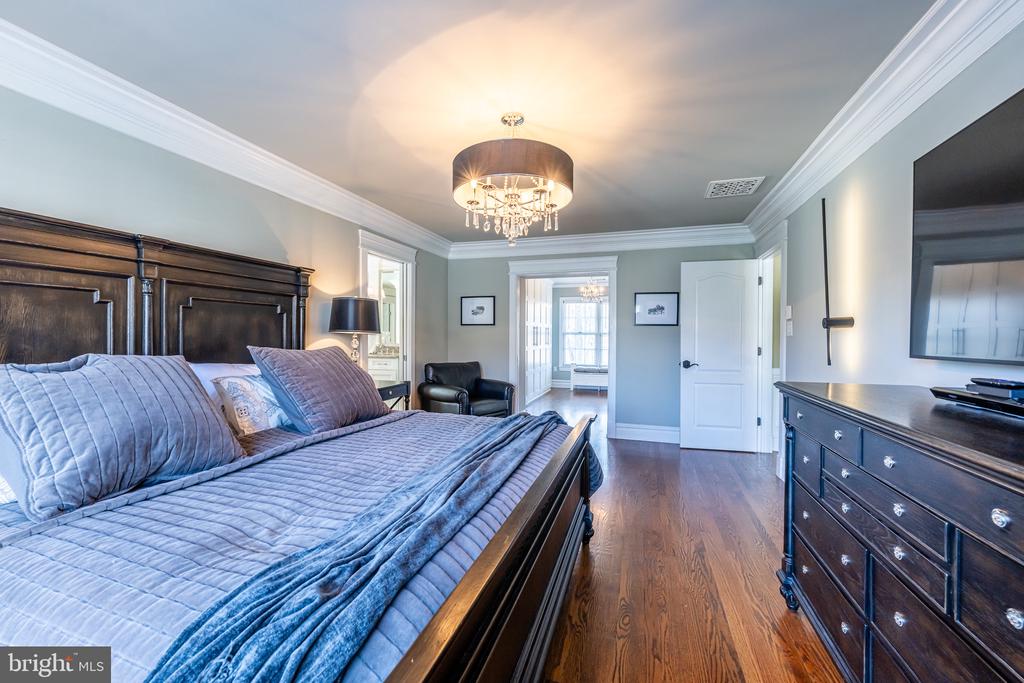 8125 CROOKED OAKS COURT
