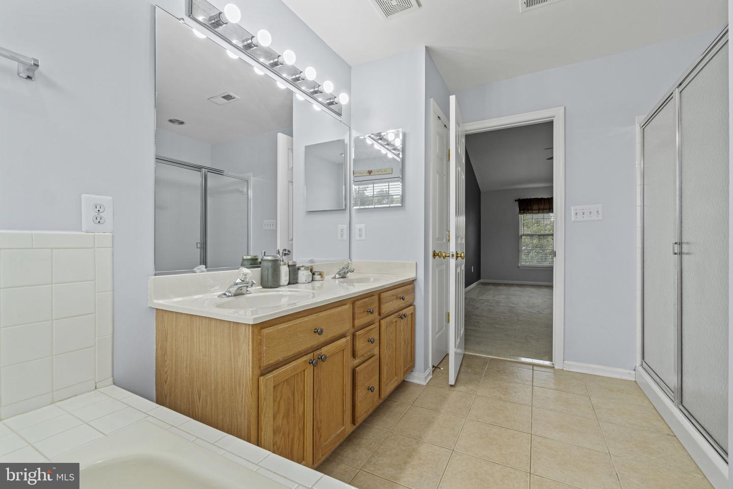 6921 Versaille Dr