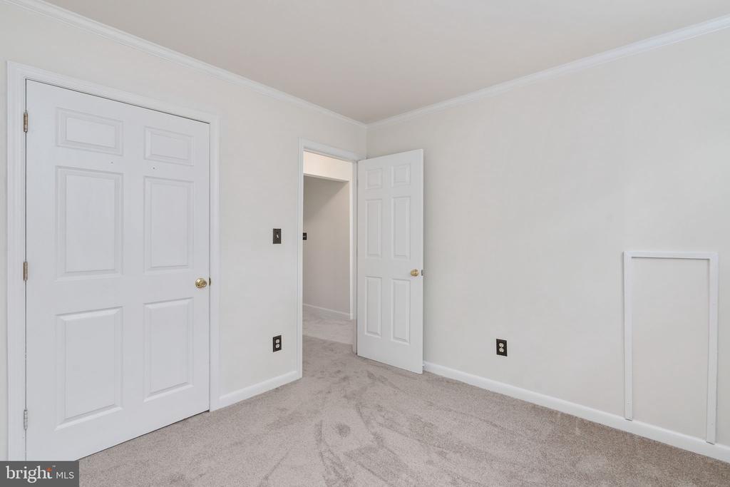 9805 KENMORE COURT