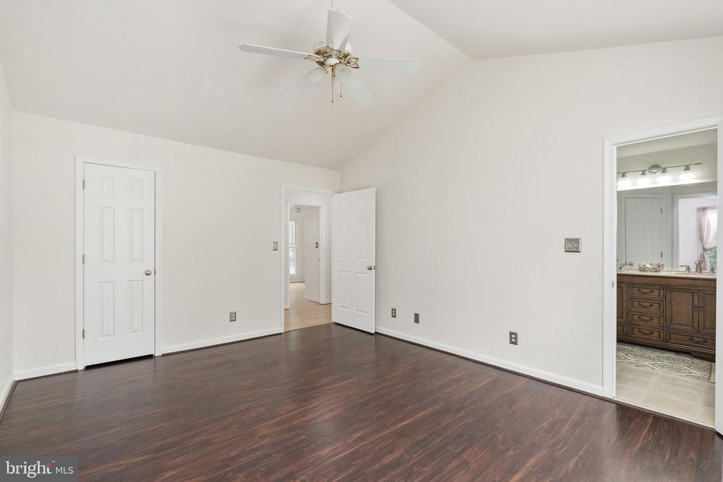9805 KENMORE COURT