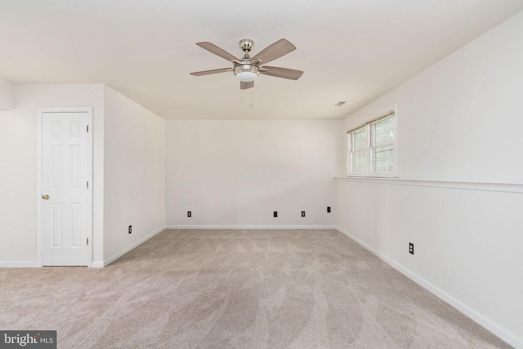 9805 KENMORE COURT