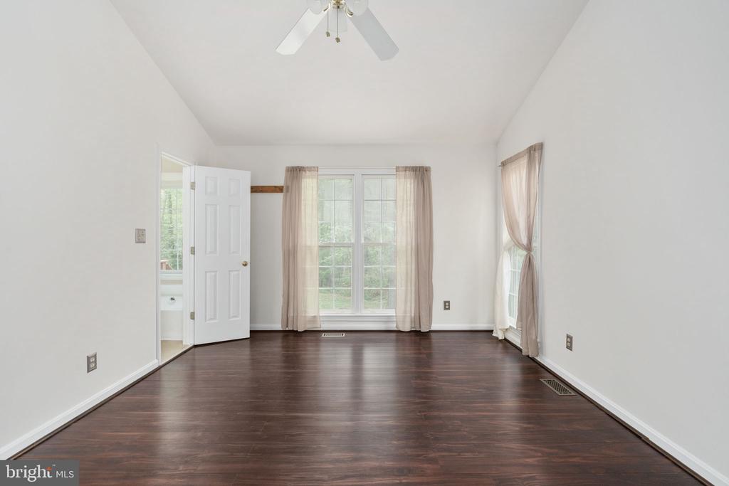 9805 KENMORE COURT