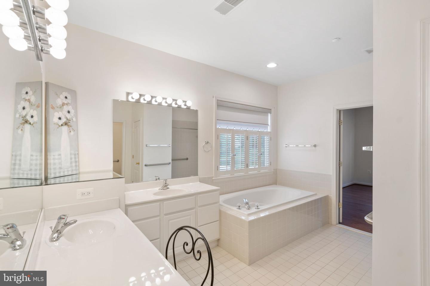 18 Castlewood Dr
