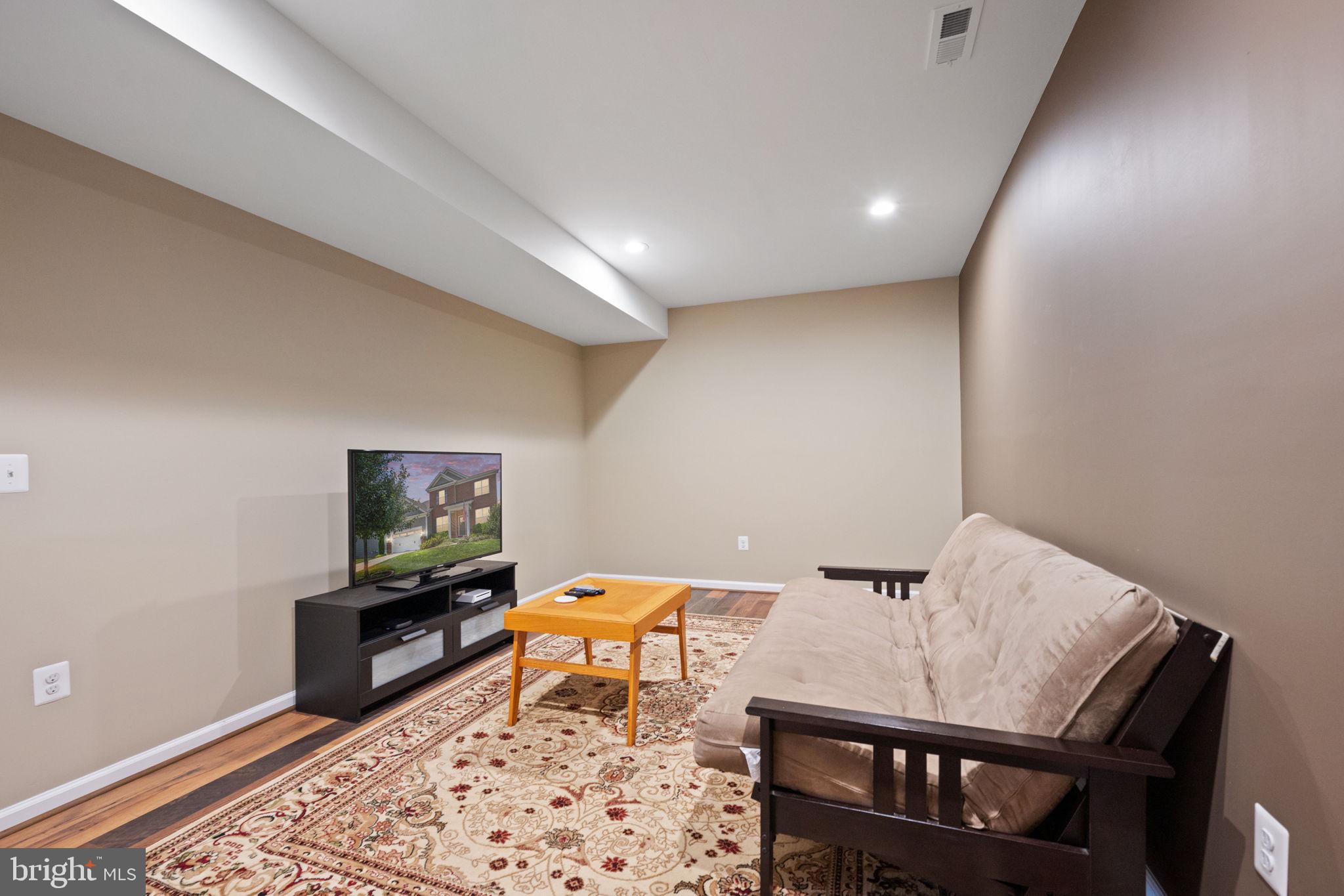 106 Old Oaks Ct