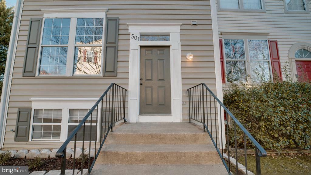 301 KNOLLWOOD COURT