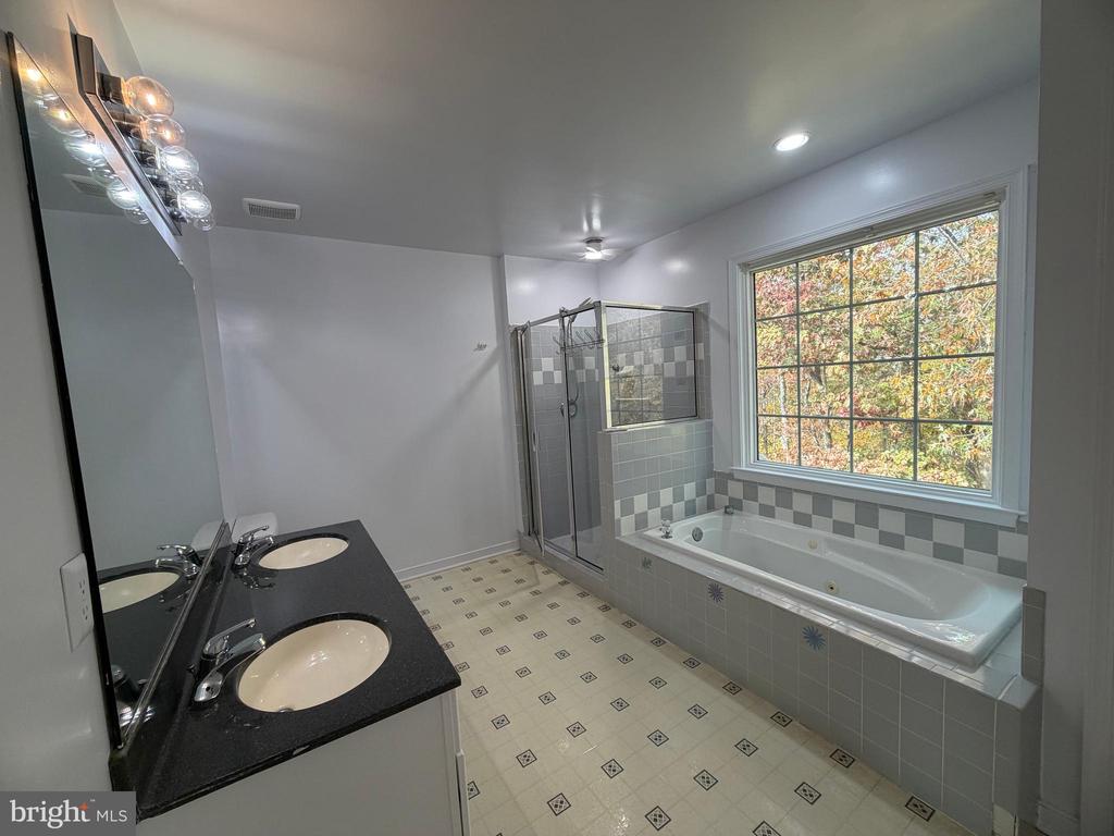 33 BROOKSTONE DRIVE