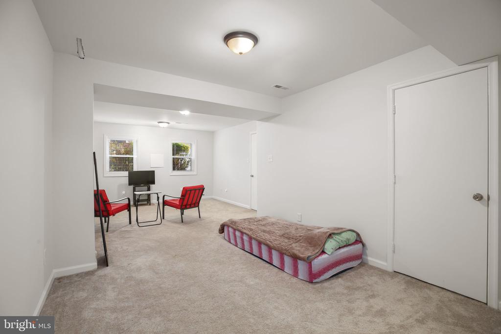 1109 THOMAS JEFFERSON PLACE