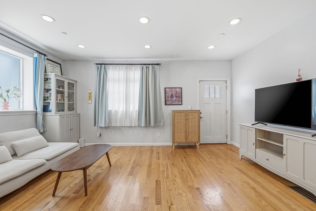 518 Main St # 2