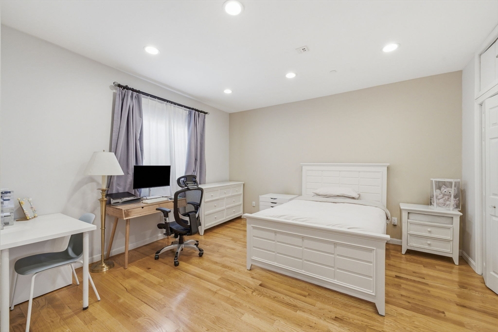 518 Main St # 2