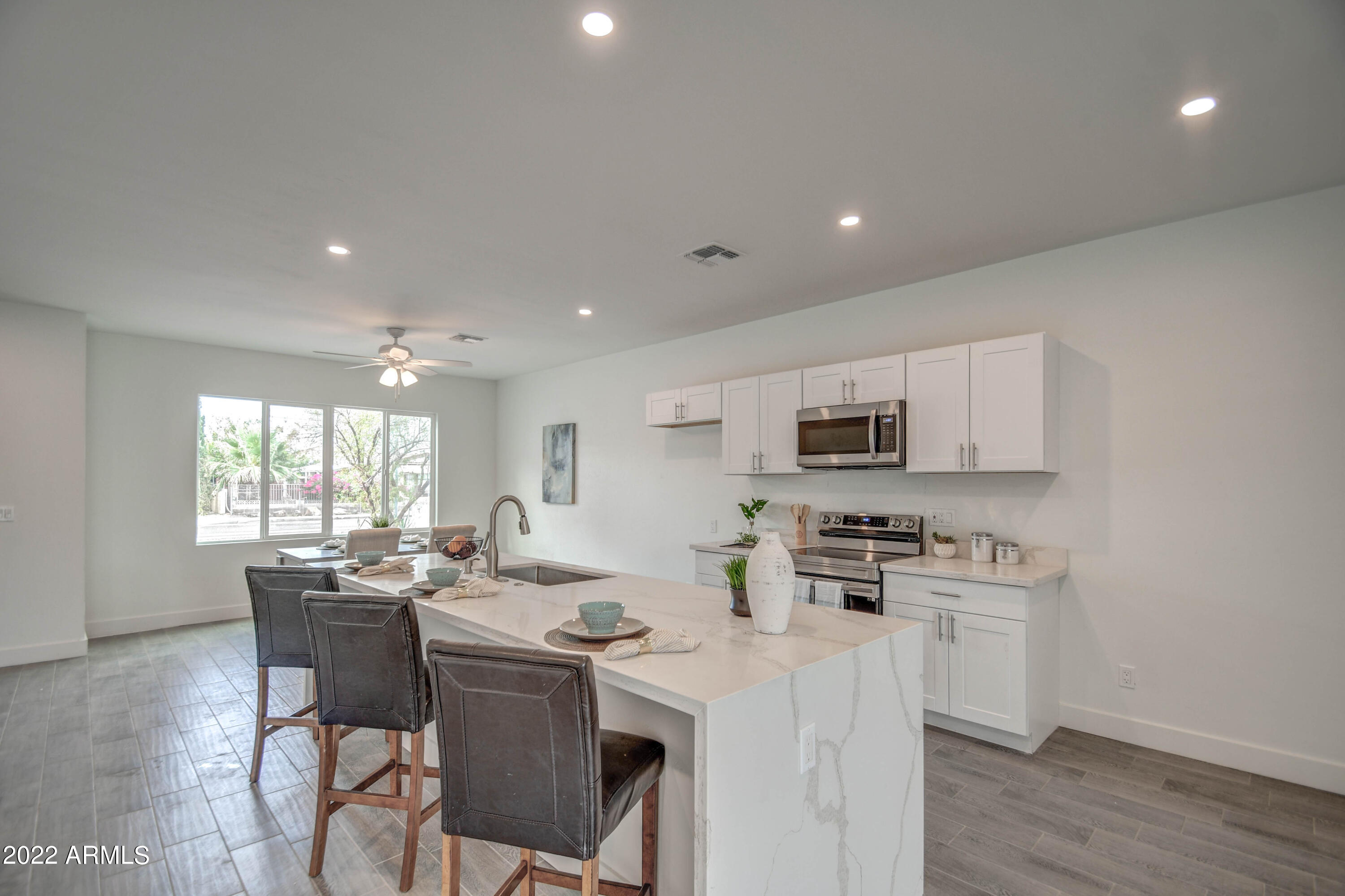 2640 E BEVERLY Lane E