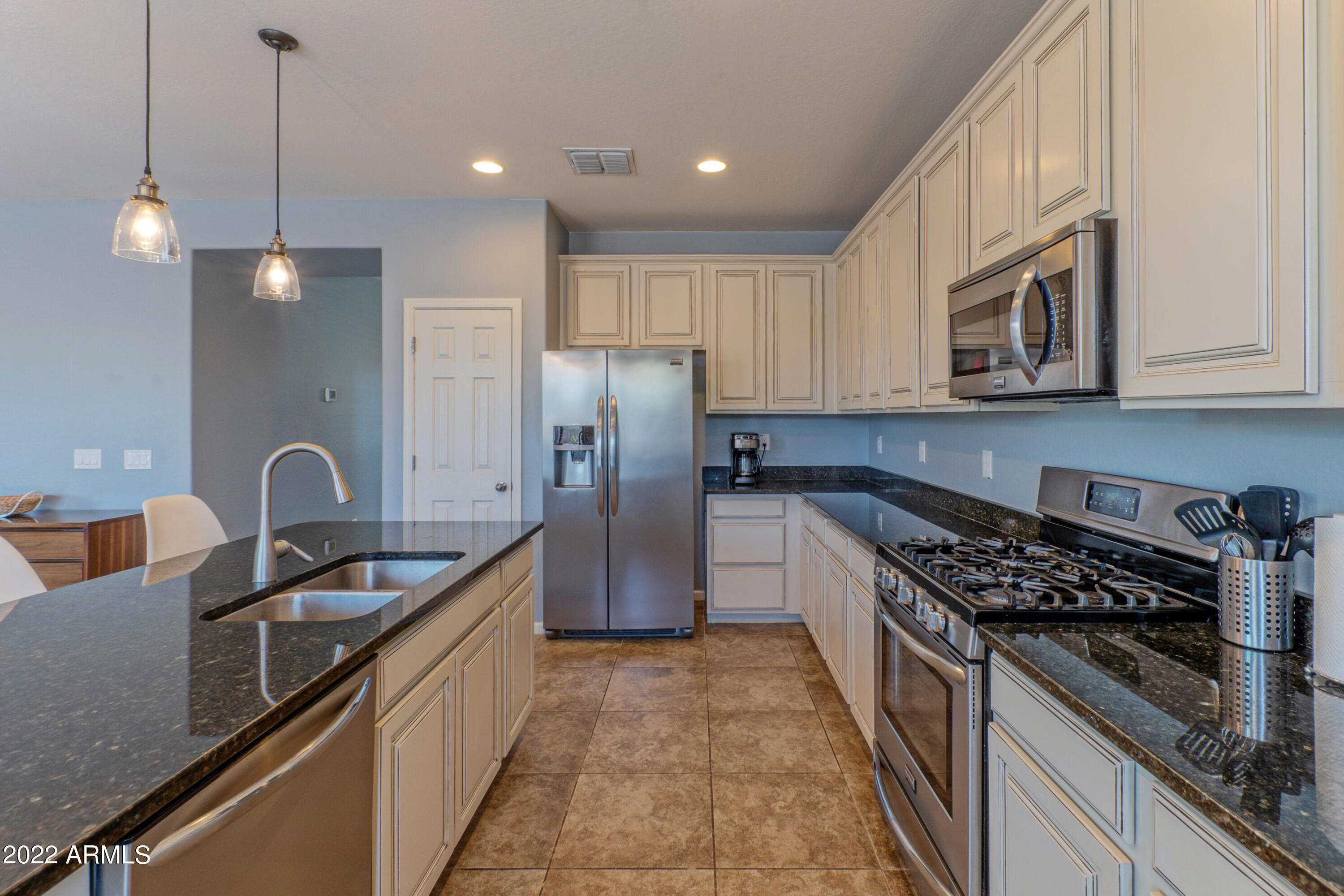 3919 E NARROWLEAF Drive