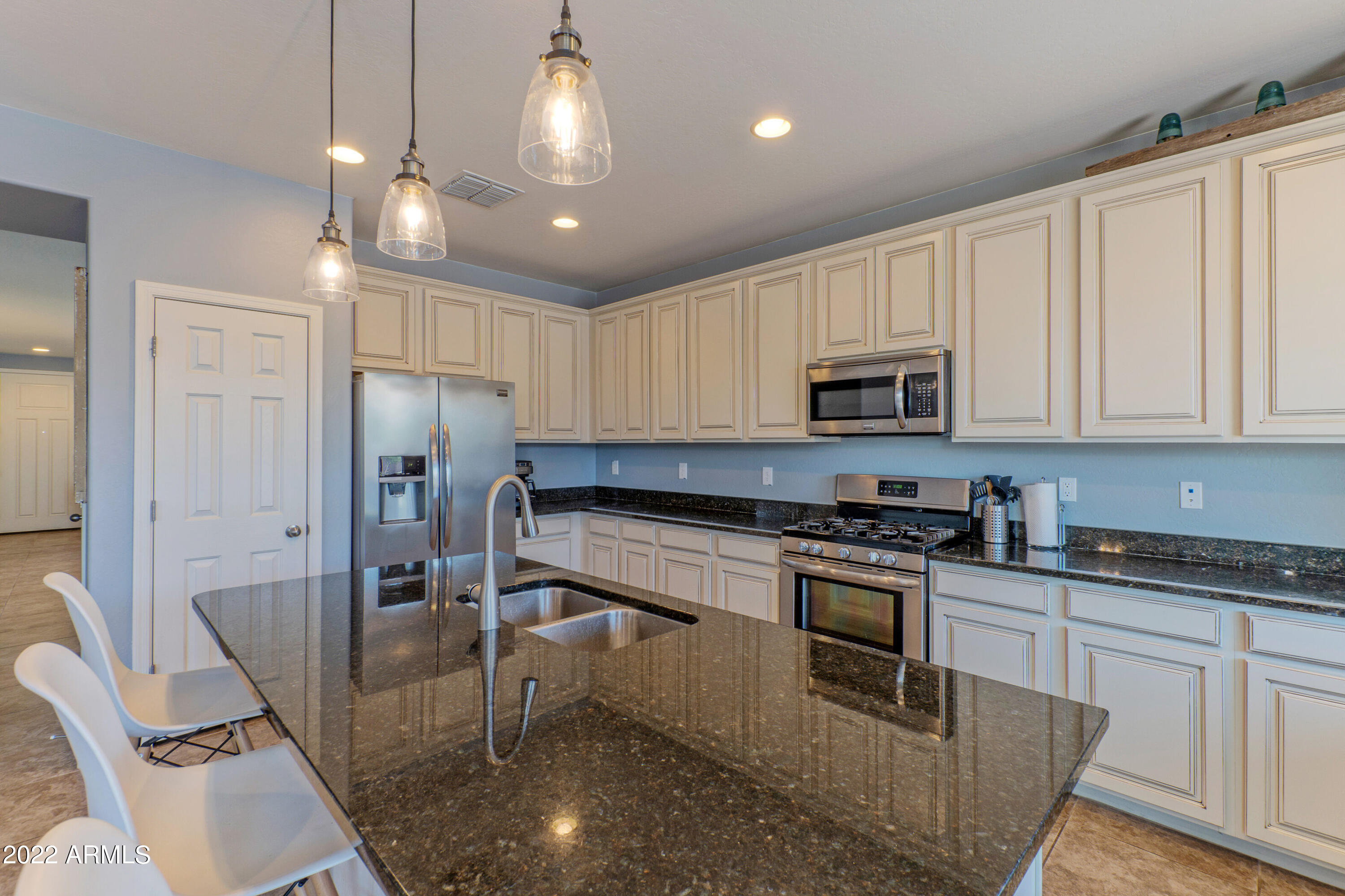 3919 E NARROWLEAF Drive