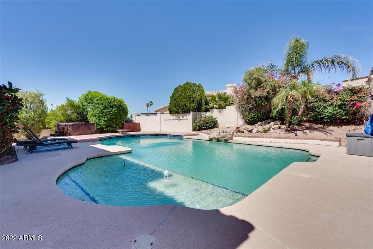 2901 E Acoma Drive