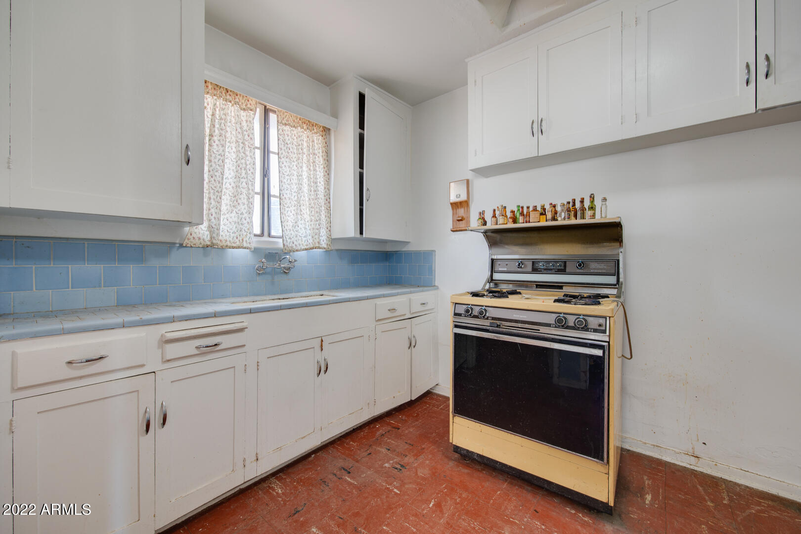 925 W ROMA Avenue