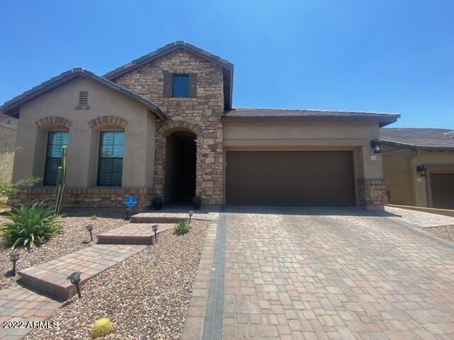 2121 N Red Cliff