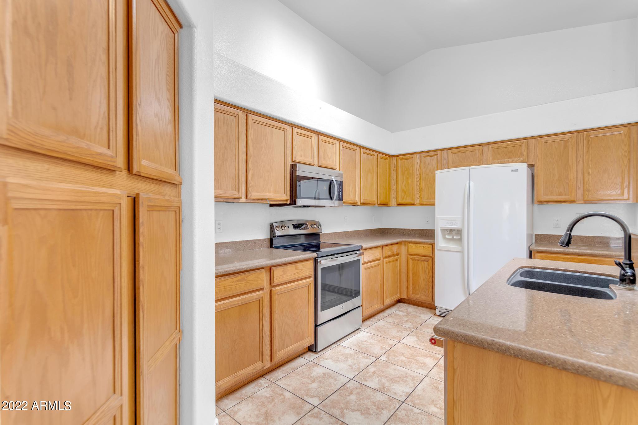 1023 E AMBERWOOD Drive