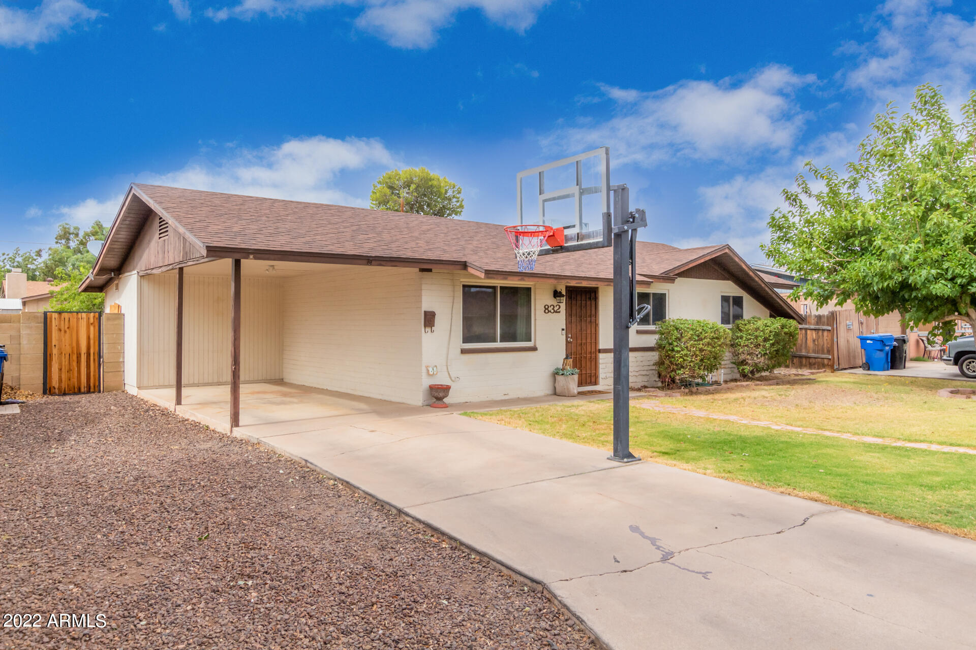 832 E DOLPHIN Avenue