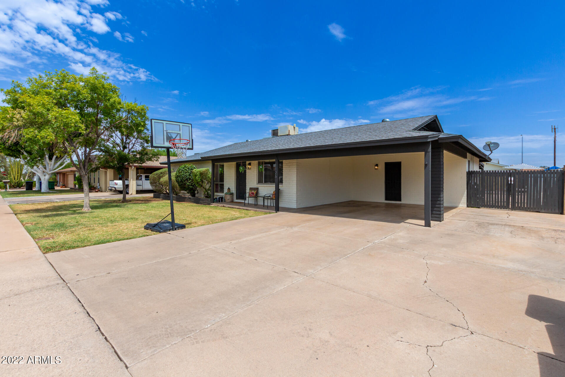 1126 E GLADE Circle