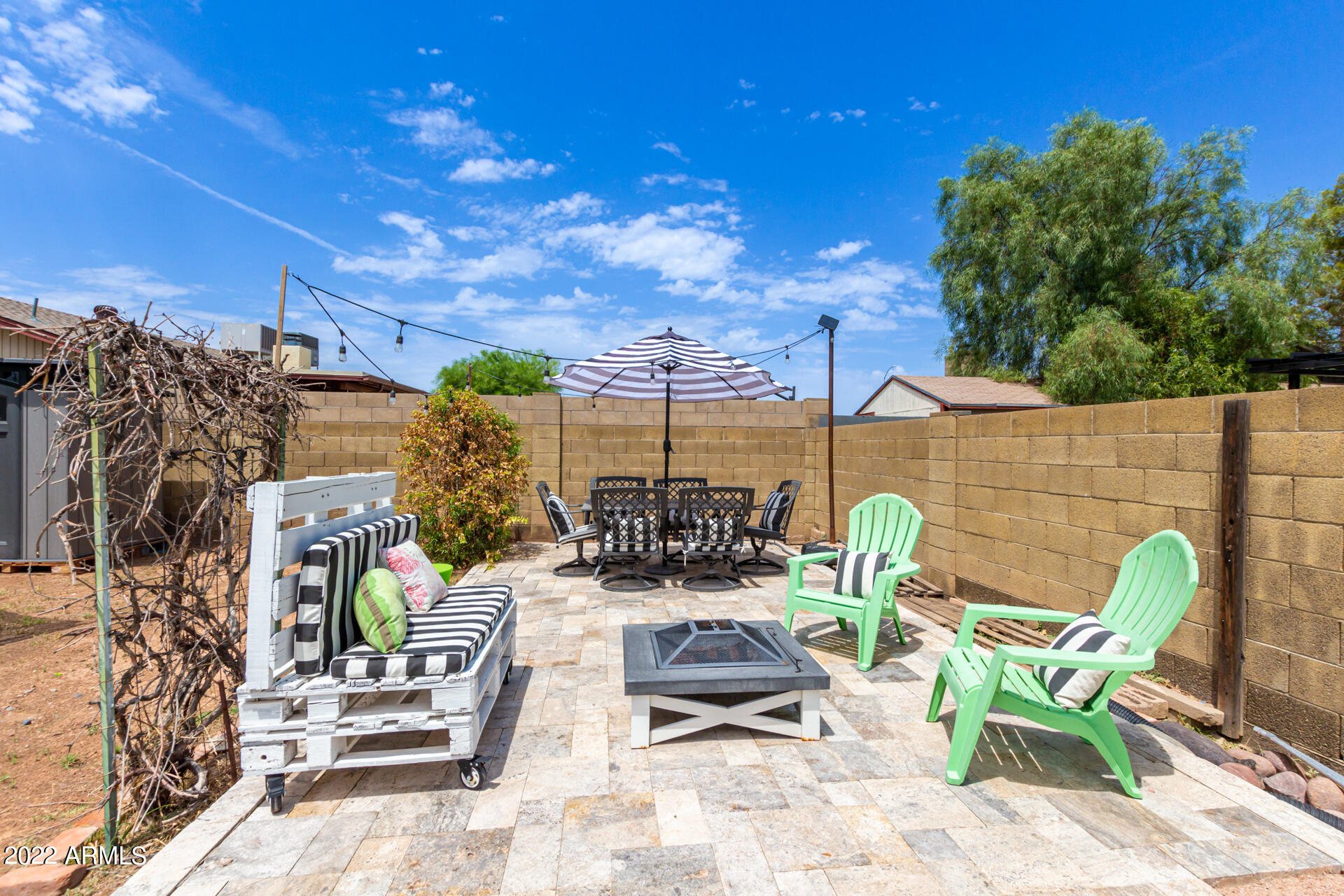 1126 E GLADE Circle