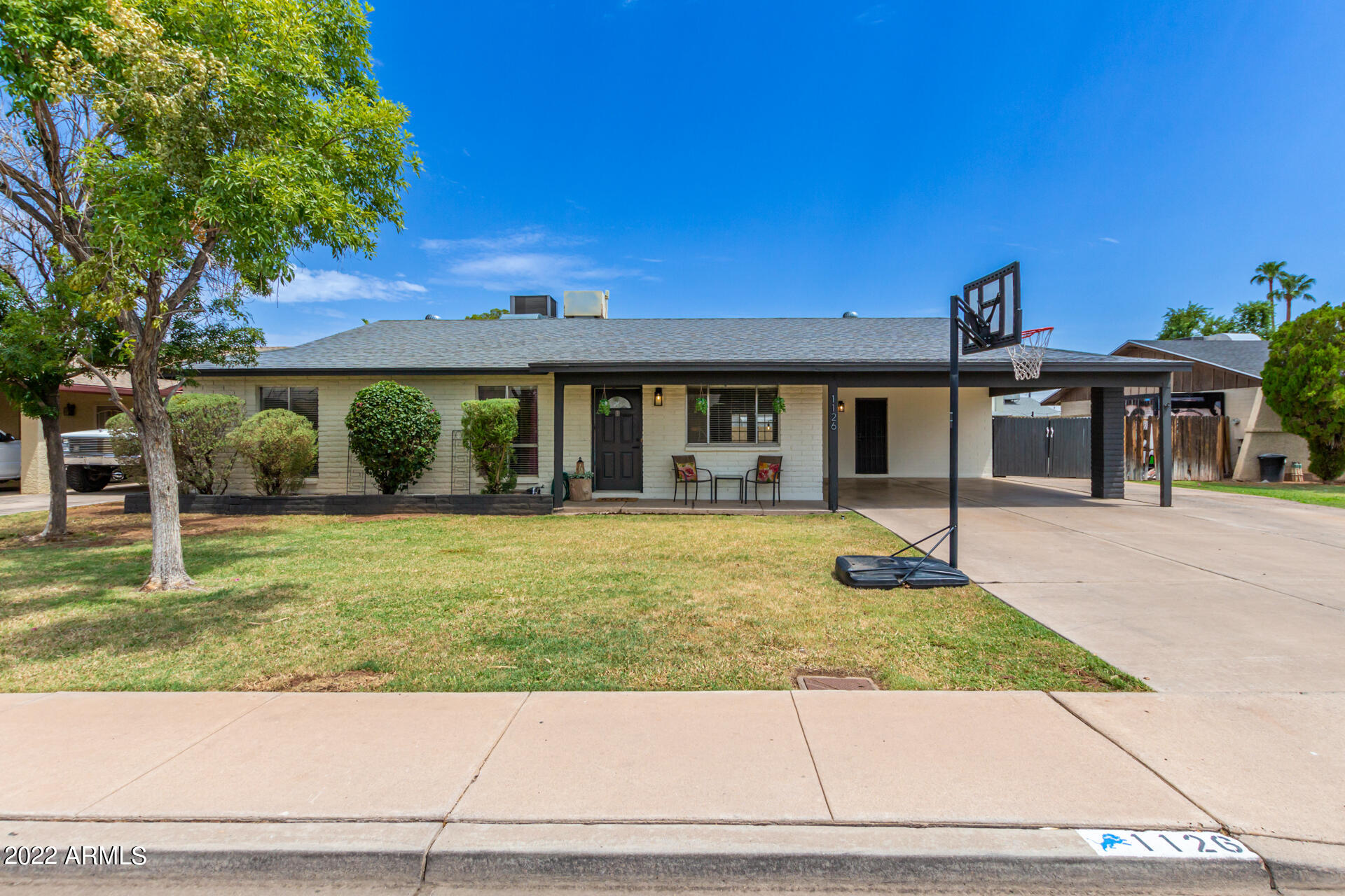 1126 E GLADE Circle