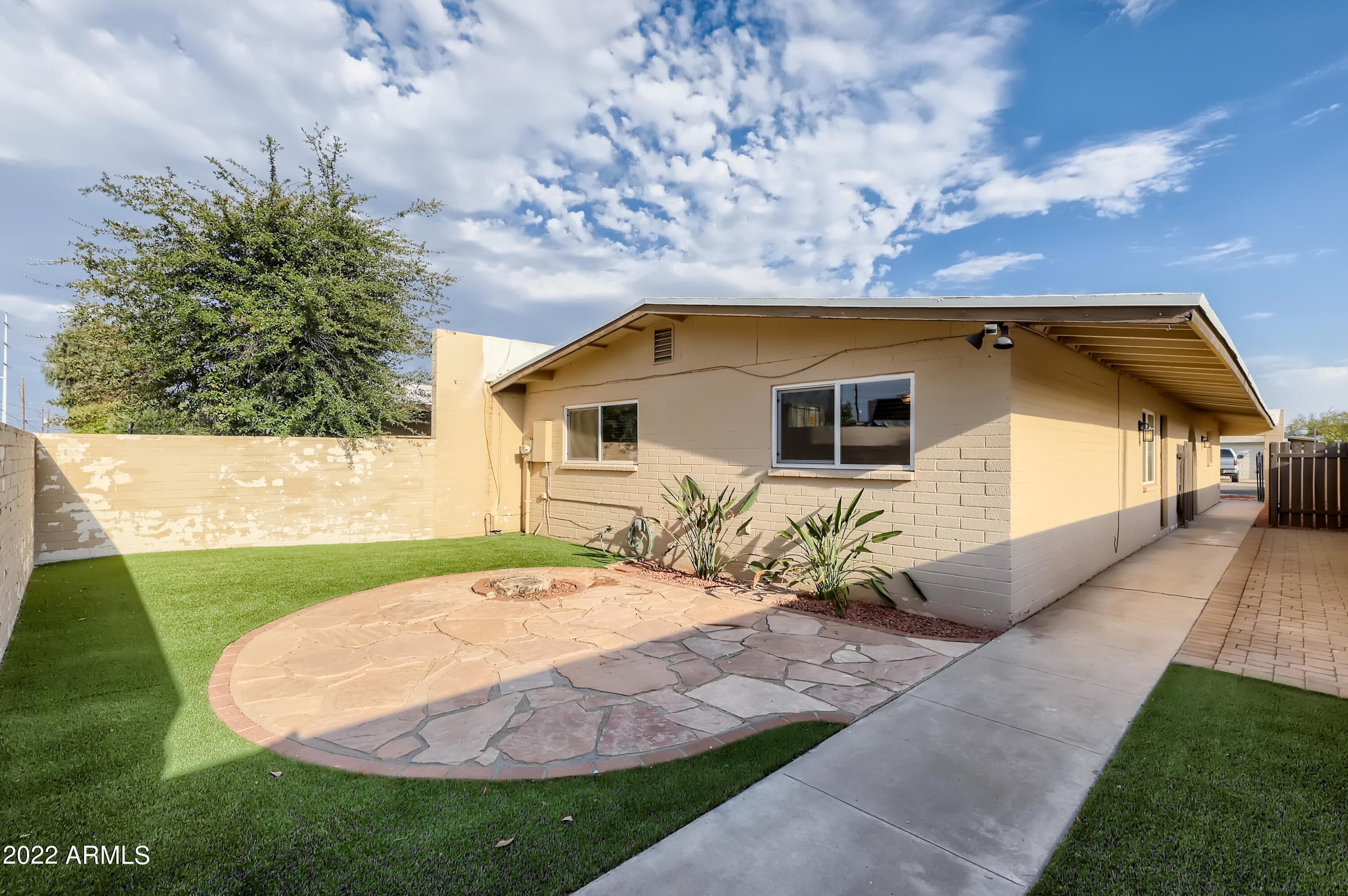 410 W LAGUNA Drive