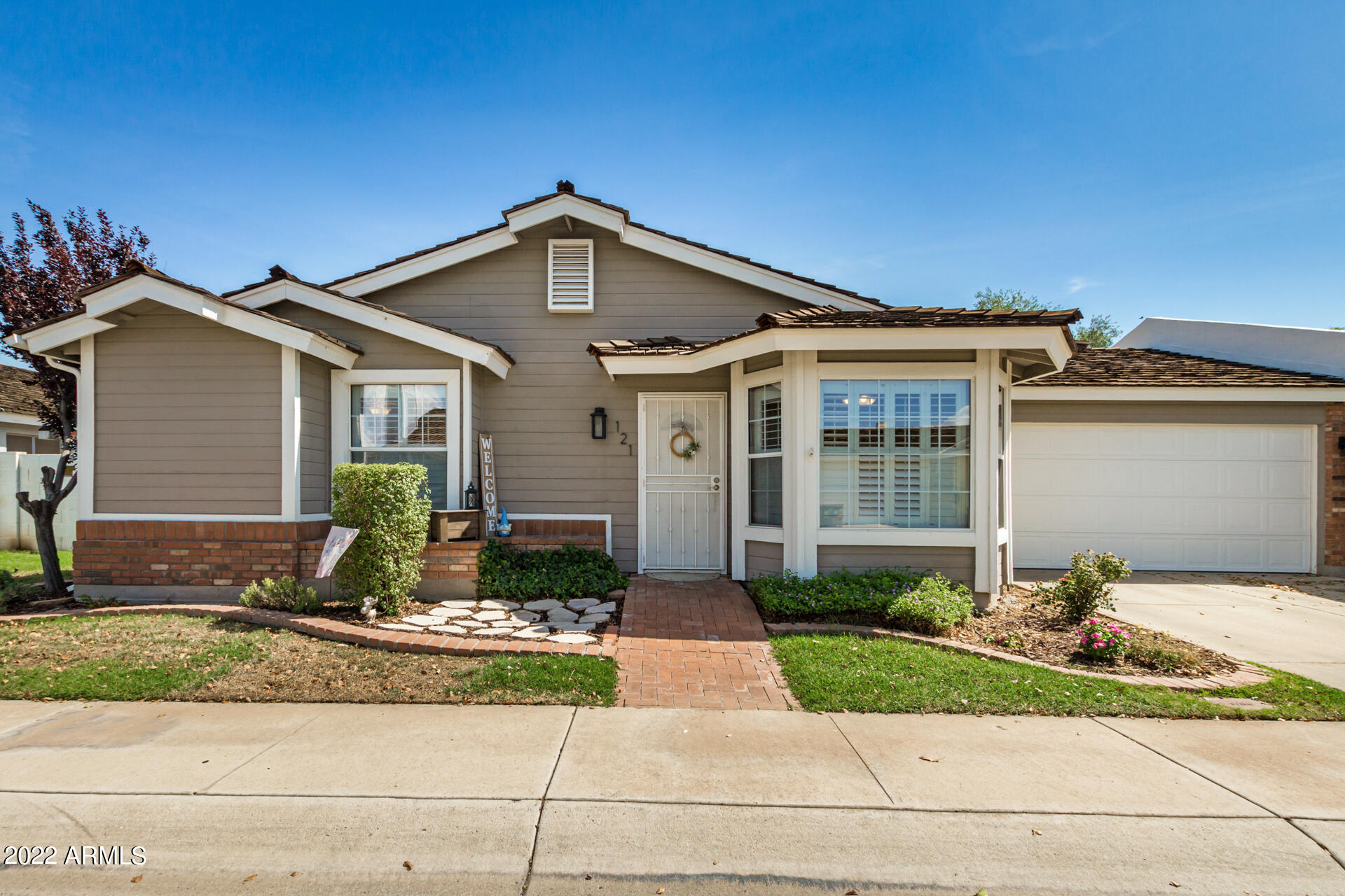 121 E CAMPO BELLO Drive