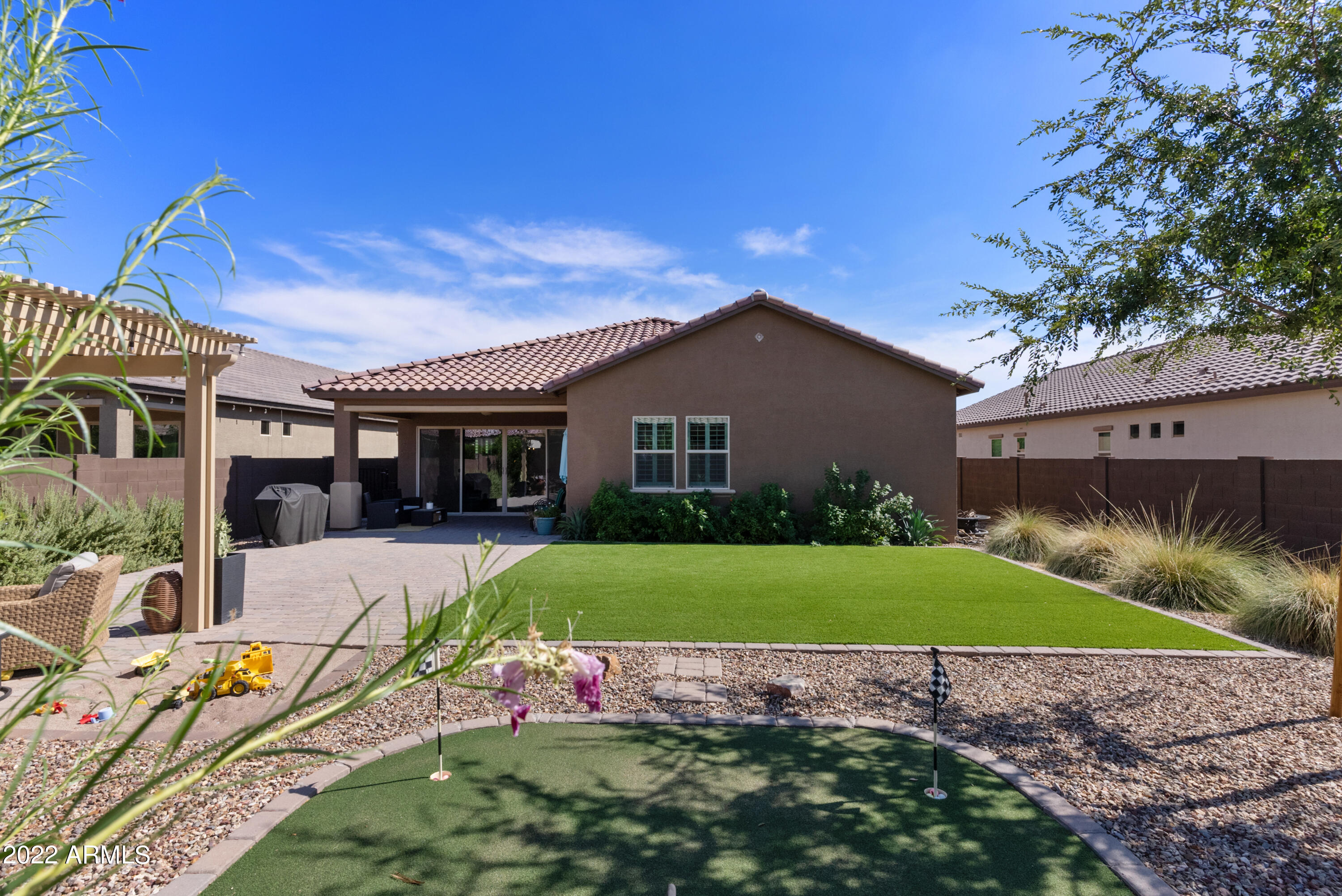 1086 W WHISTLING THORN Avenue