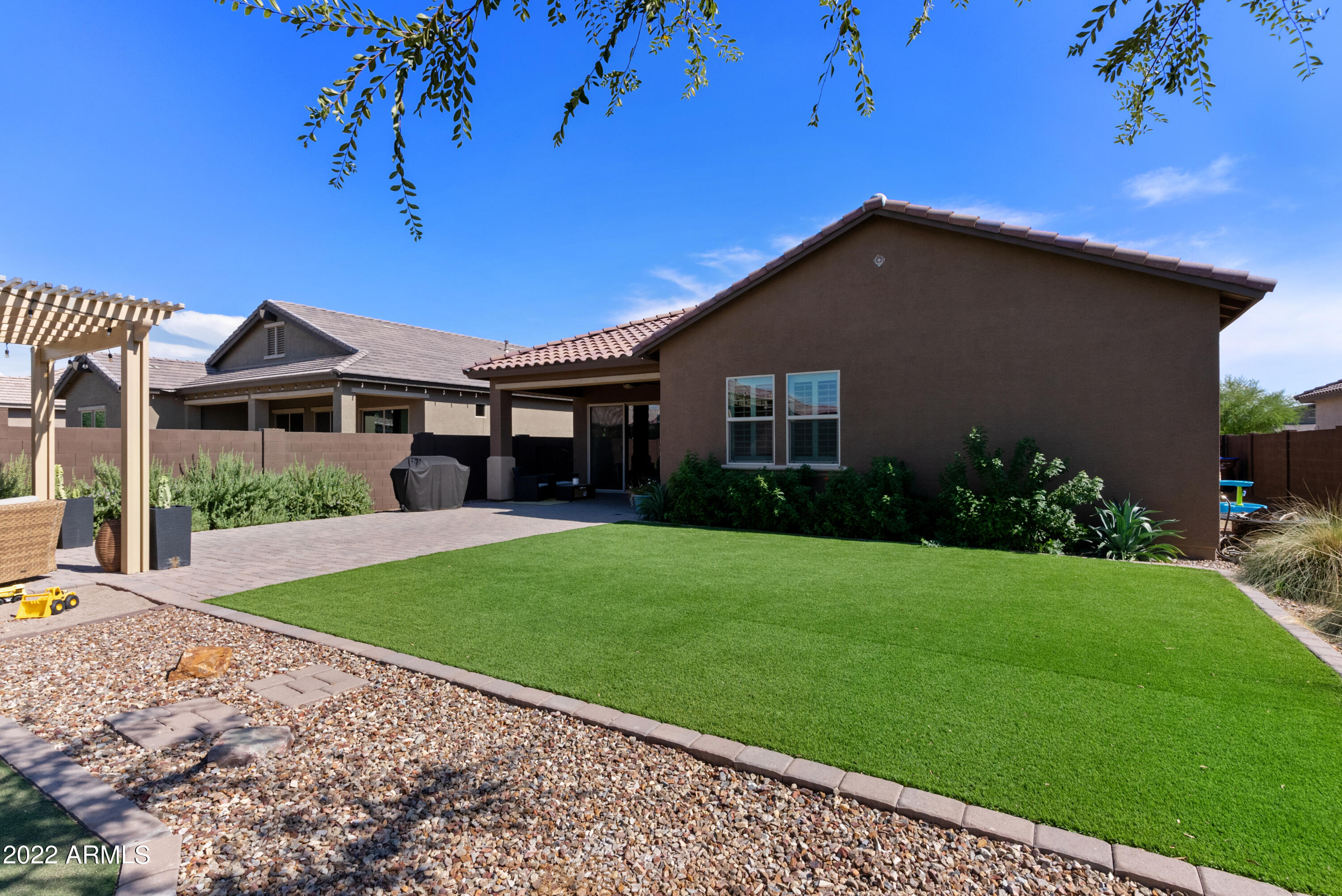 1086 W WHISTLING THORN Avenue