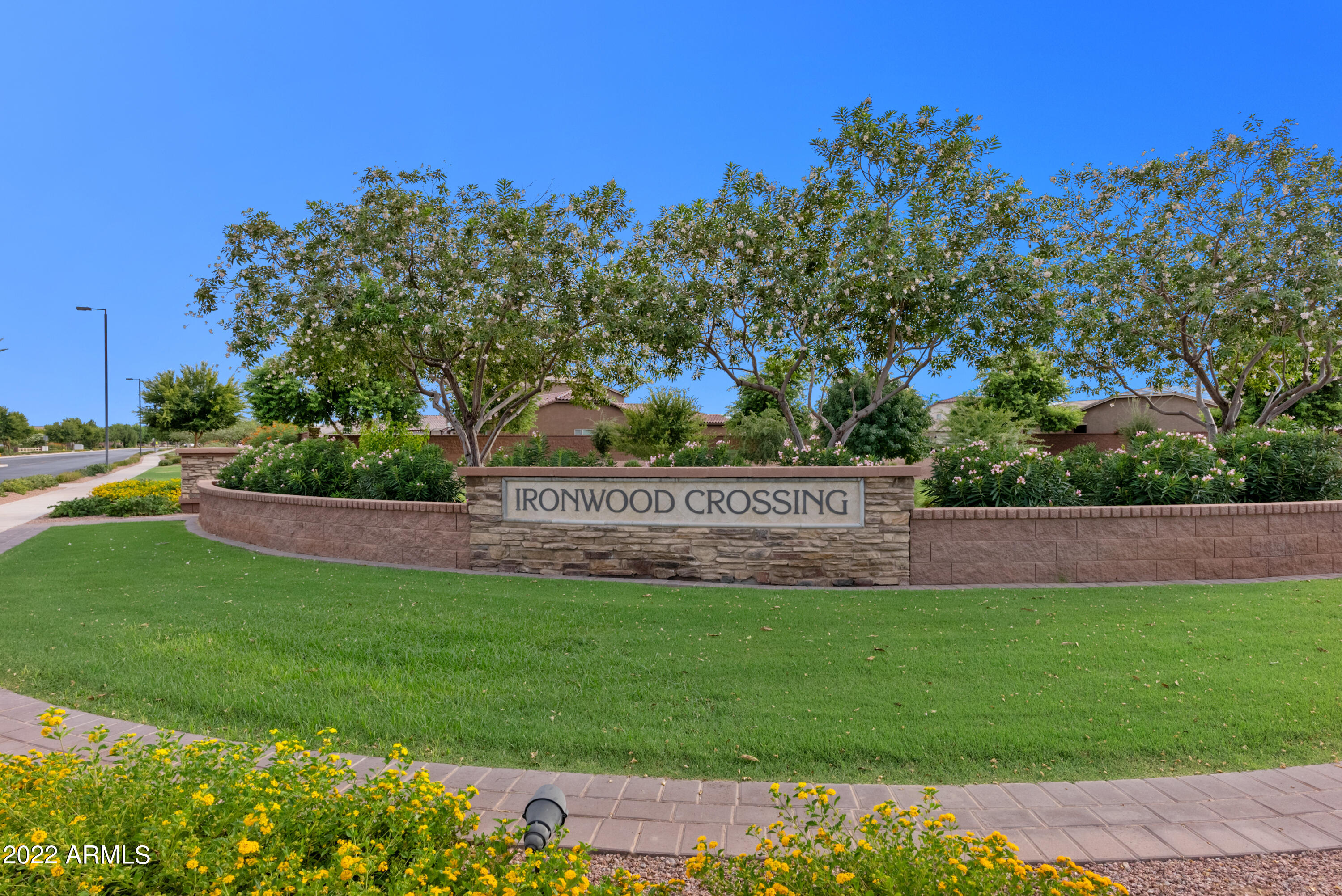 1086 W WHISTLING THORN Avenue