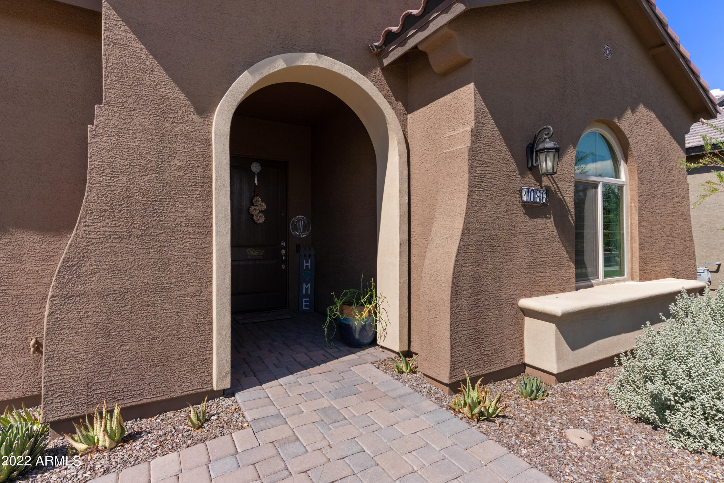 1086 W WHISTLING THORN Avenue