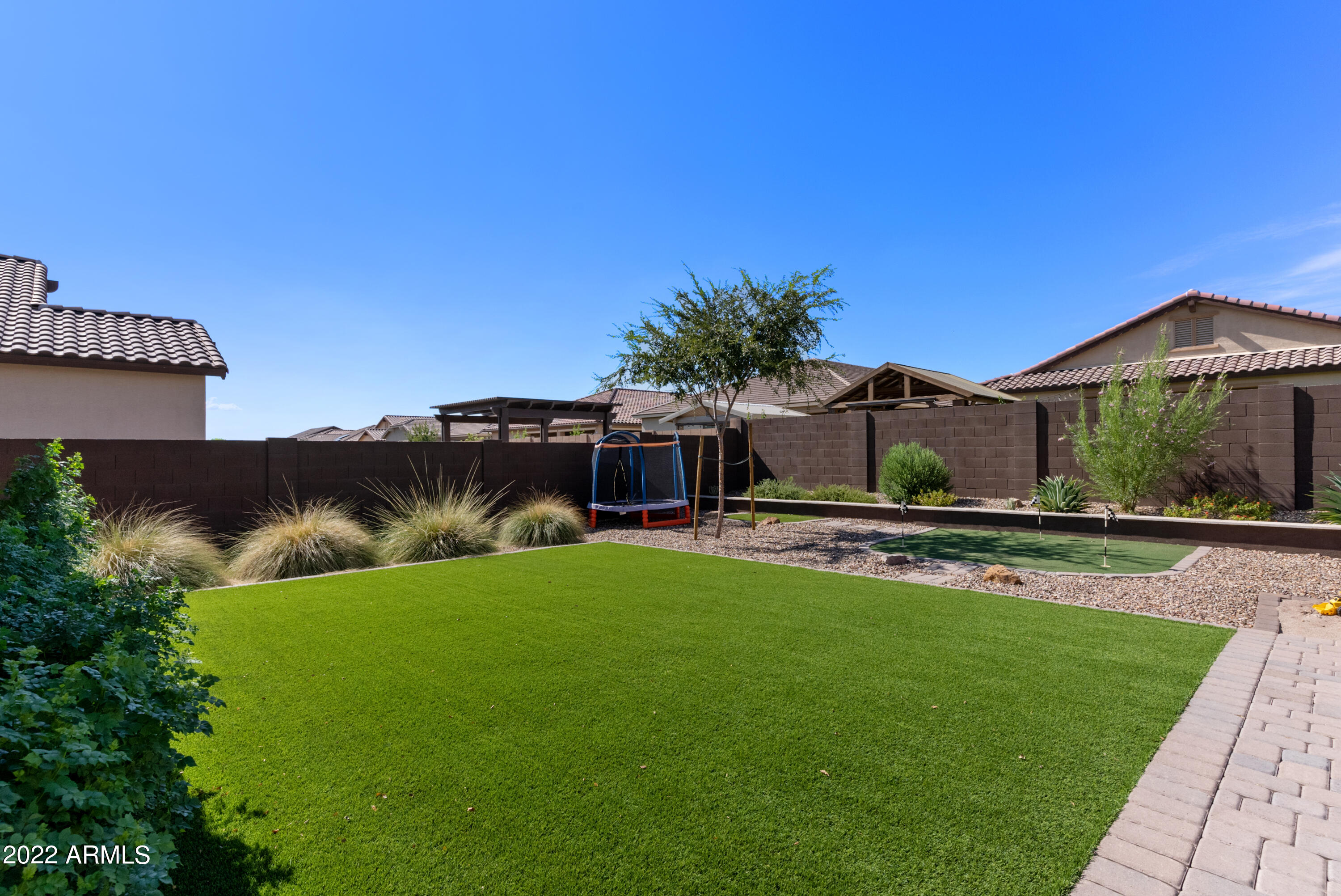 1086 W WHISTLING THORN Avenue