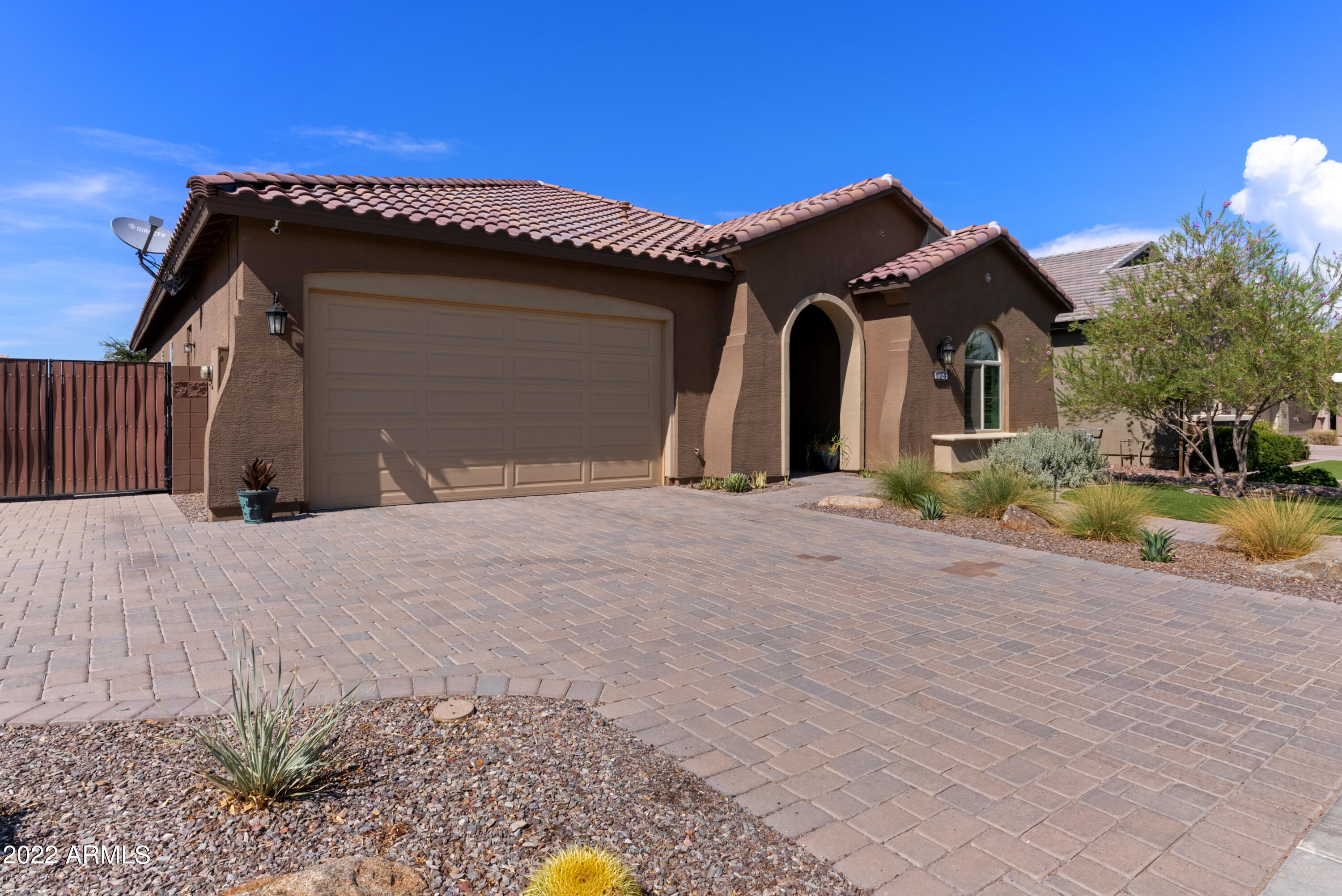 1086 W WHISTLING THORN Avenue