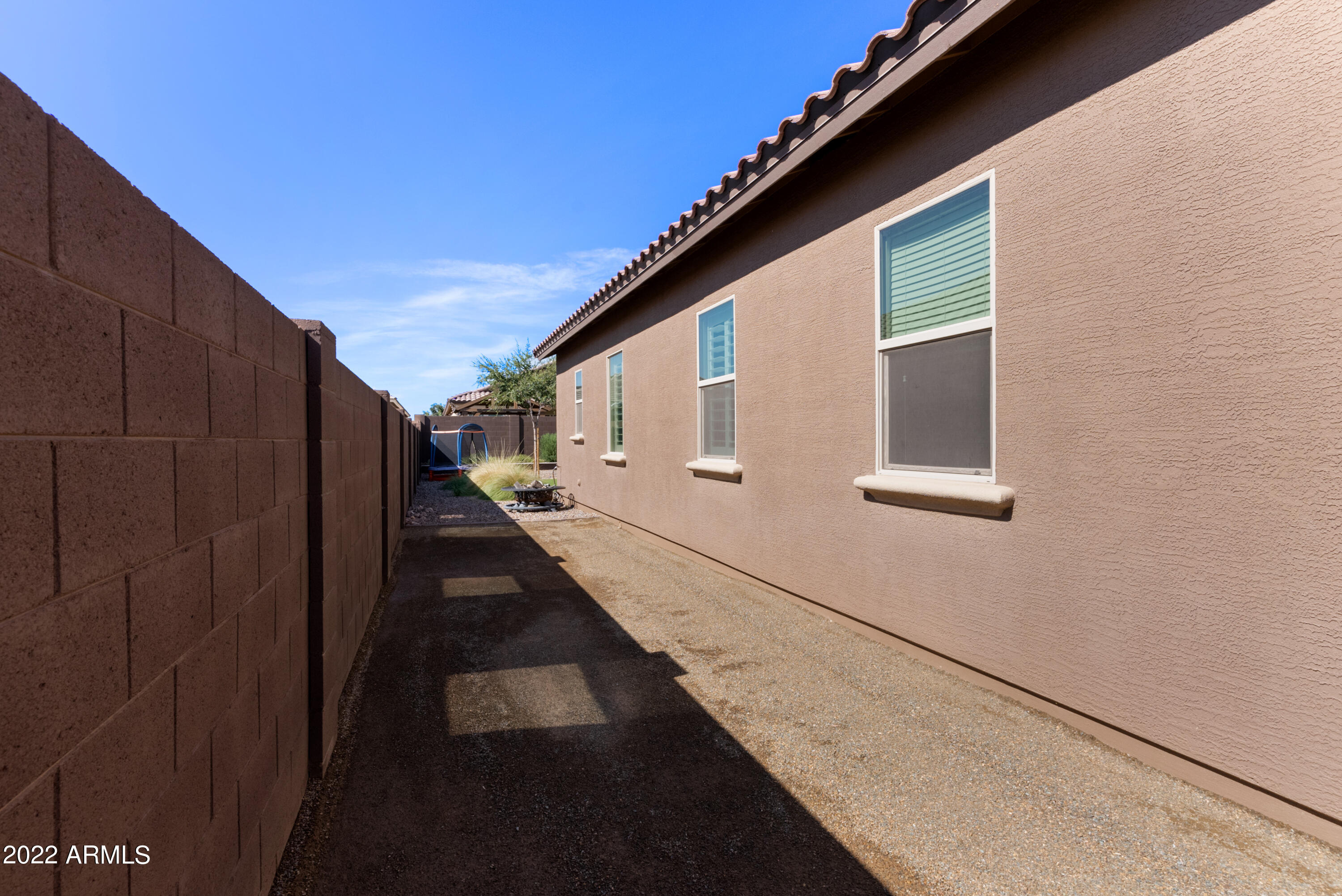 1086 W WHISTLING THORN Avenue