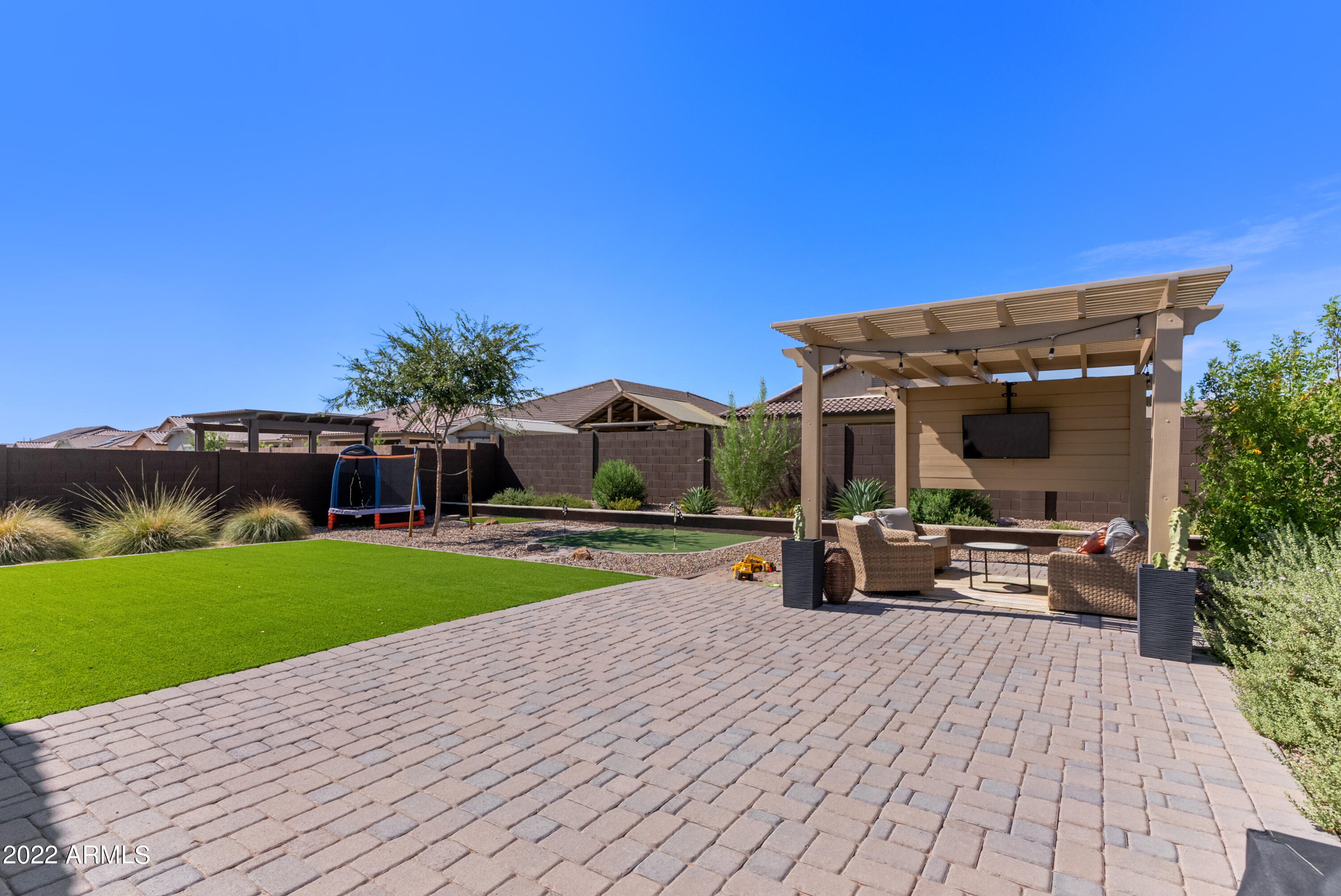 1086 W WHISTLING THORN Avenue