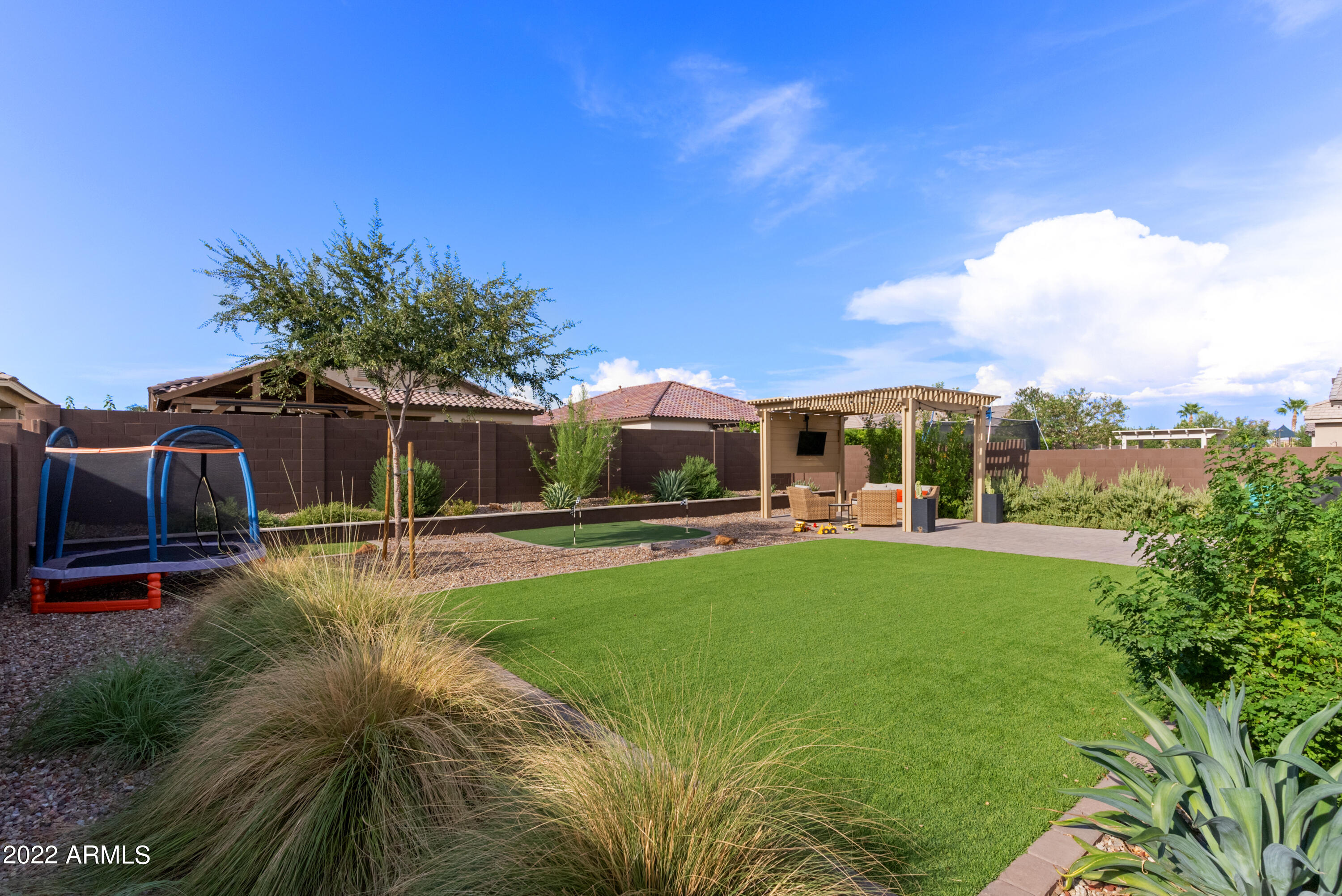 1086 W WHISTLING THORN Avenue