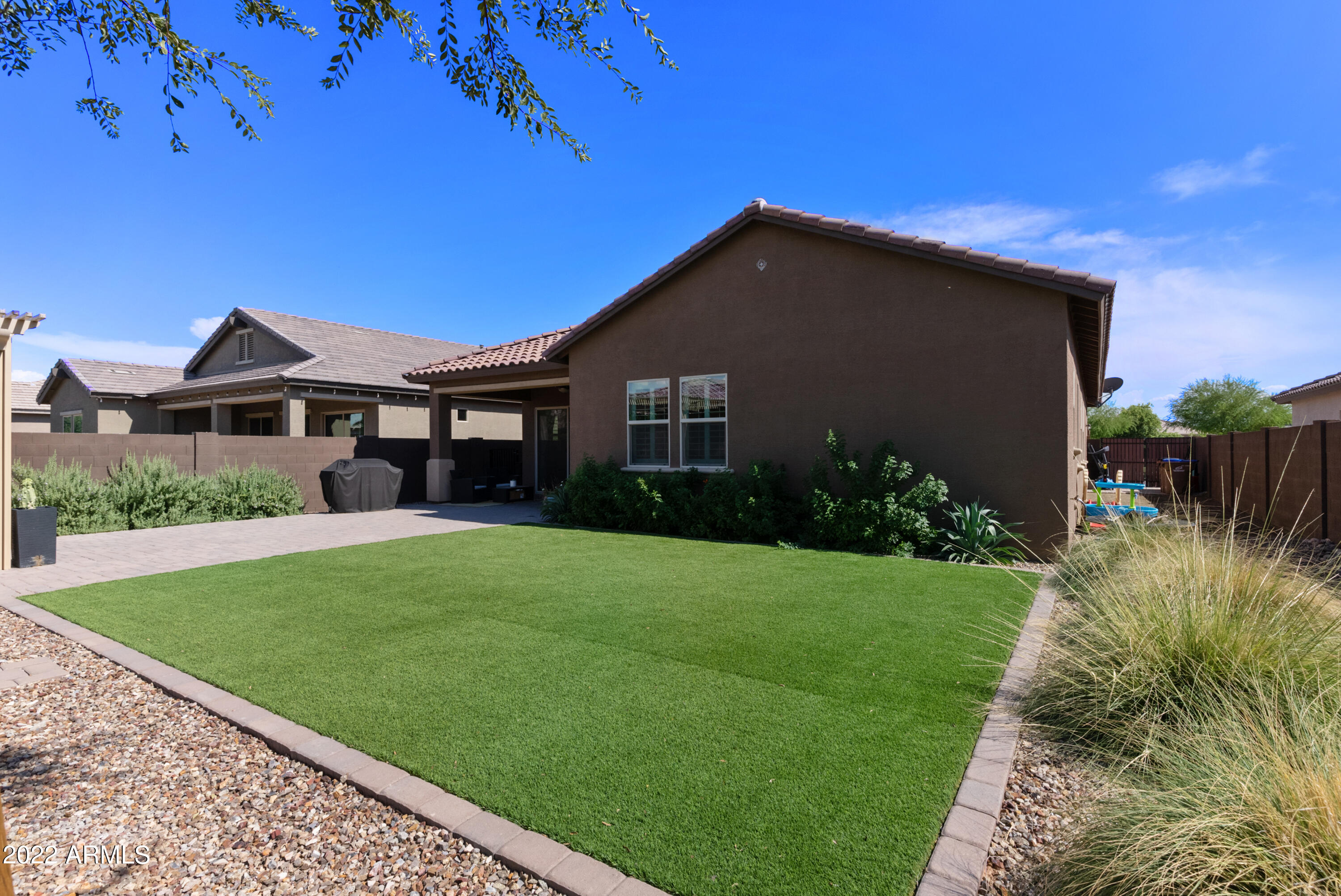 1086 W WHISTLING THORN Avenue