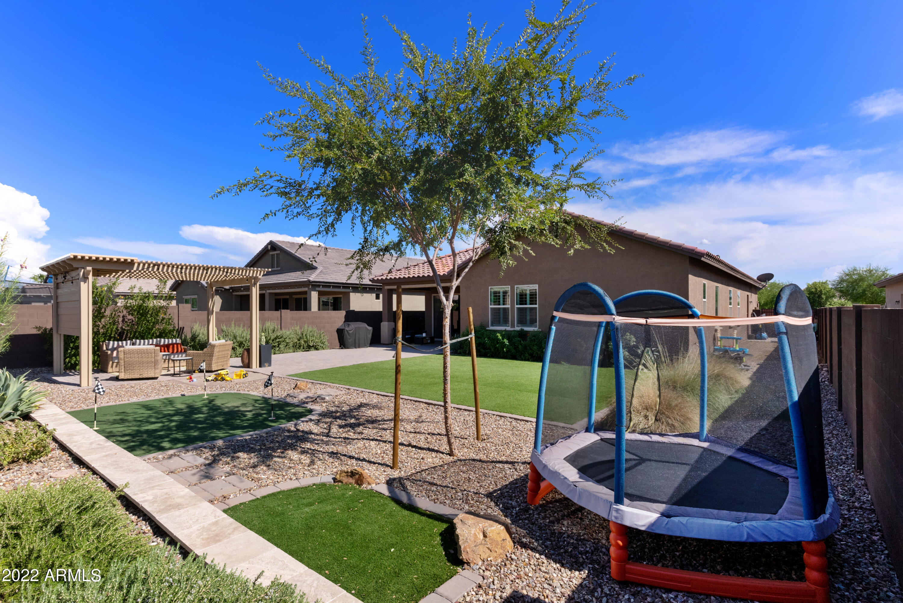 1086 W WHISTLING THORN Avenue