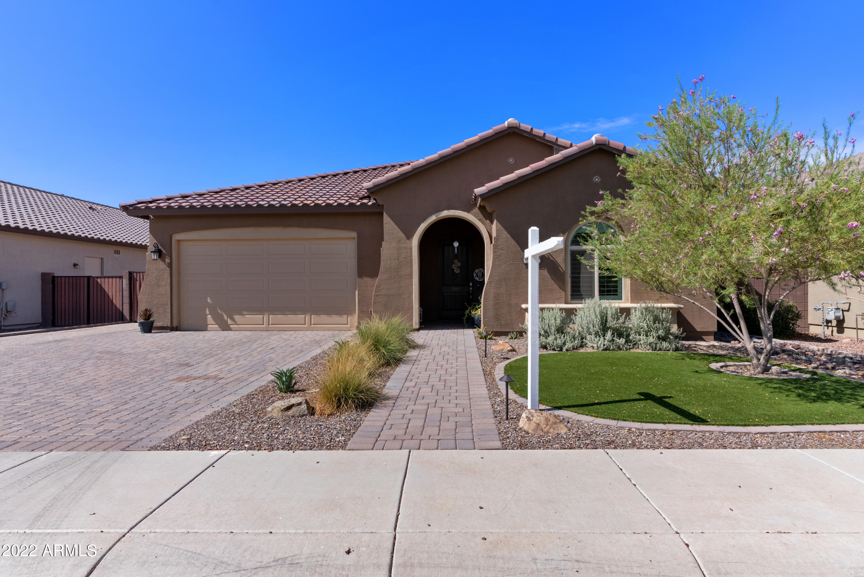 1086 W WHISTLING THORN Avenue